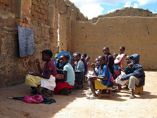 Niños en un salón de clases en Angola