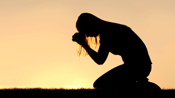 Imagen de mujer orando