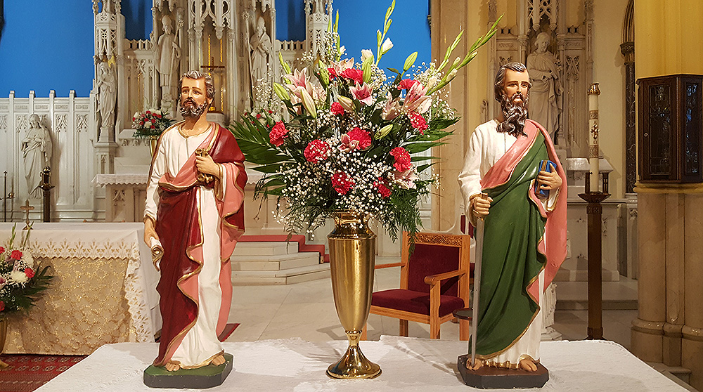Foto de estatuas de San Pedro y San Pablo en el altar del Santuario del Santo Rosario en Lawrence, MA