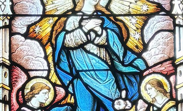 Vitral María elevada al cielo