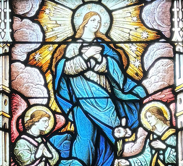 Vitral María elevada al cielo