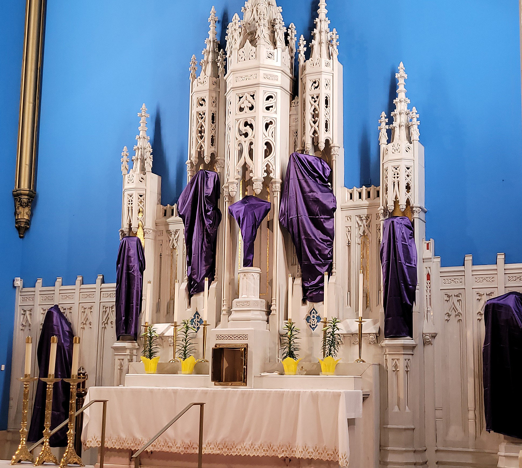 Holy Rosary Shrine altar during Holy Saturday. Altar del Santuario del Santo rosario en Sábado Santo.