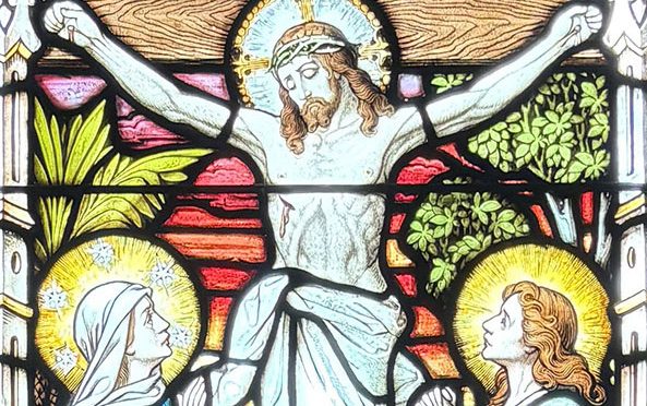 Vitral con Jesús, María y Juan